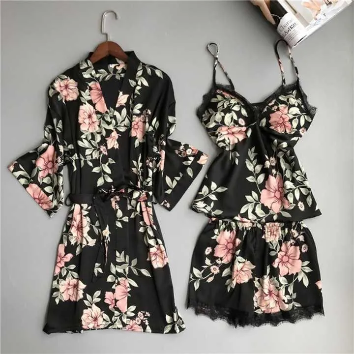 طقم بيجامة نسائية من الحرير مكونة من 3 قطعWomen's 3-piece silk pajama set, private label women's 3-piece silk pajama set, short-sleeved robe and pants
