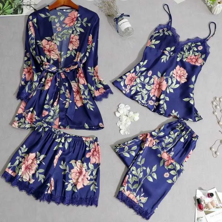 طقم بيجامة نسائية من الحرير مكونة من 3 قطعWomen's 3-piece silk pajama set, private label women's 3-piece silk pajama set, short-sleeved robe and pants