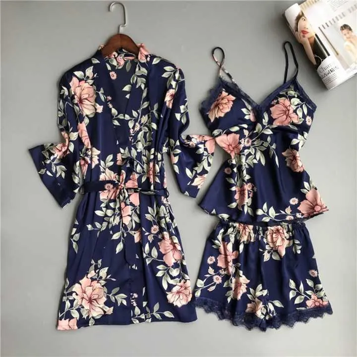 طقم بيجامة نسائية من الحرير مكونة من 3 قطعWomen's 3-piece silk pajama set, private label women's 3-piece silk pajama set, short-sleeved robe and pants