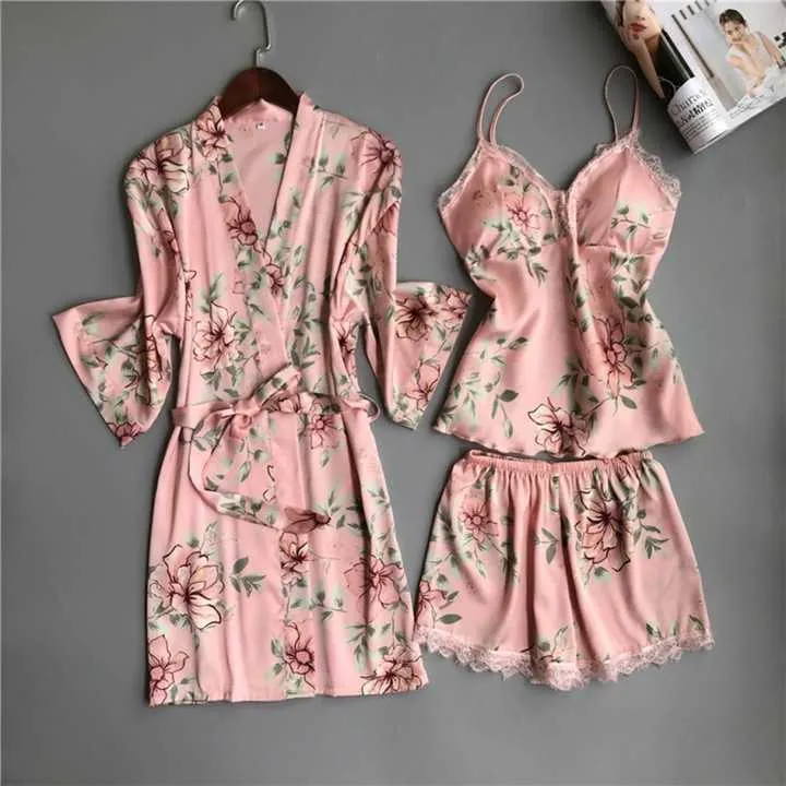 طقم بيجامة نسائية من الحرير مكونة من 3 قطع Women's 3-piece silk pajama set,